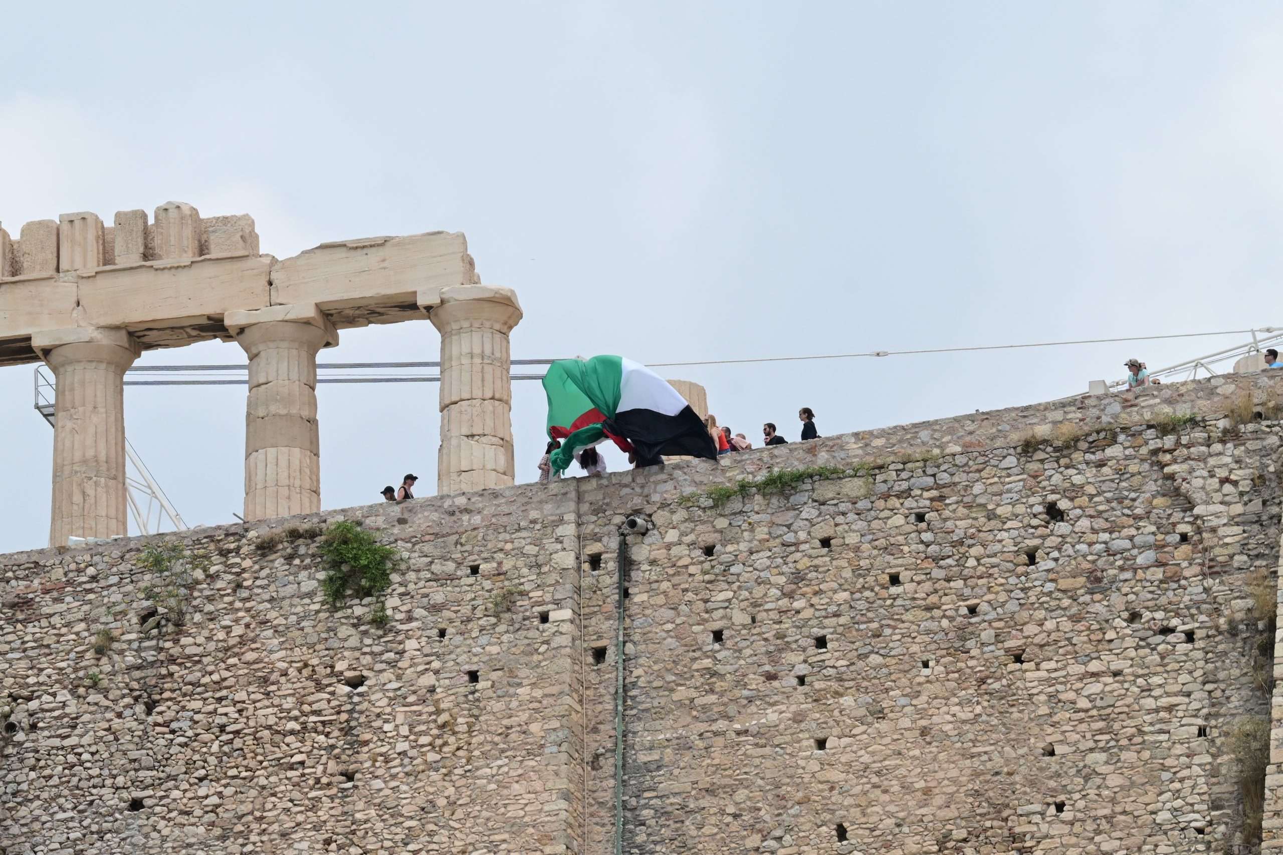 Σημαία της Παλαιστίνης στην Ακρόπολη: Παρέμβαση της Νέας Αριστεράς και προσαγωγές από την ΕΛΑΣ