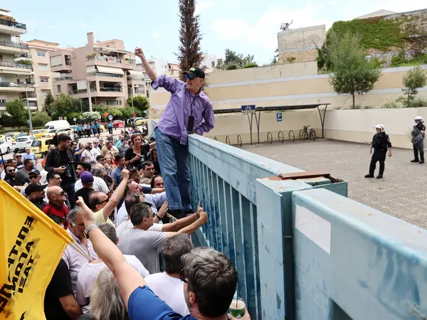 Οδηγοί ταξί διαμαρτύρονται – Χημικά και επεισόδια έξω από το Υπουργείο Μεταφορών