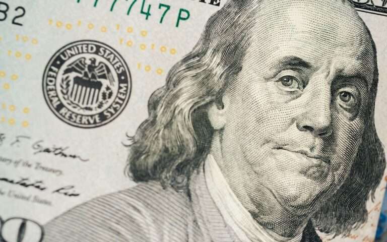 Πτώση του δολαρίου και προβλέψεις της Fed για το μέλλον