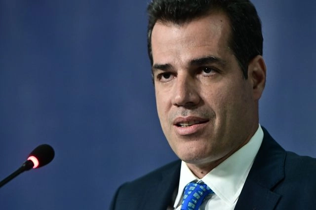«Φυλακή ή απέλαση»: Σκληρή γραμμή Πλεύρη για παράτυπους μετανάστες