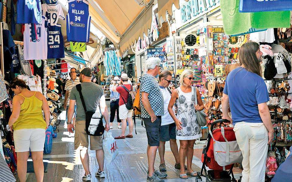 Τουρισμός στην Ελλάδα: Περισσότεροι επισκέπτες, λιγότερα έσοδα