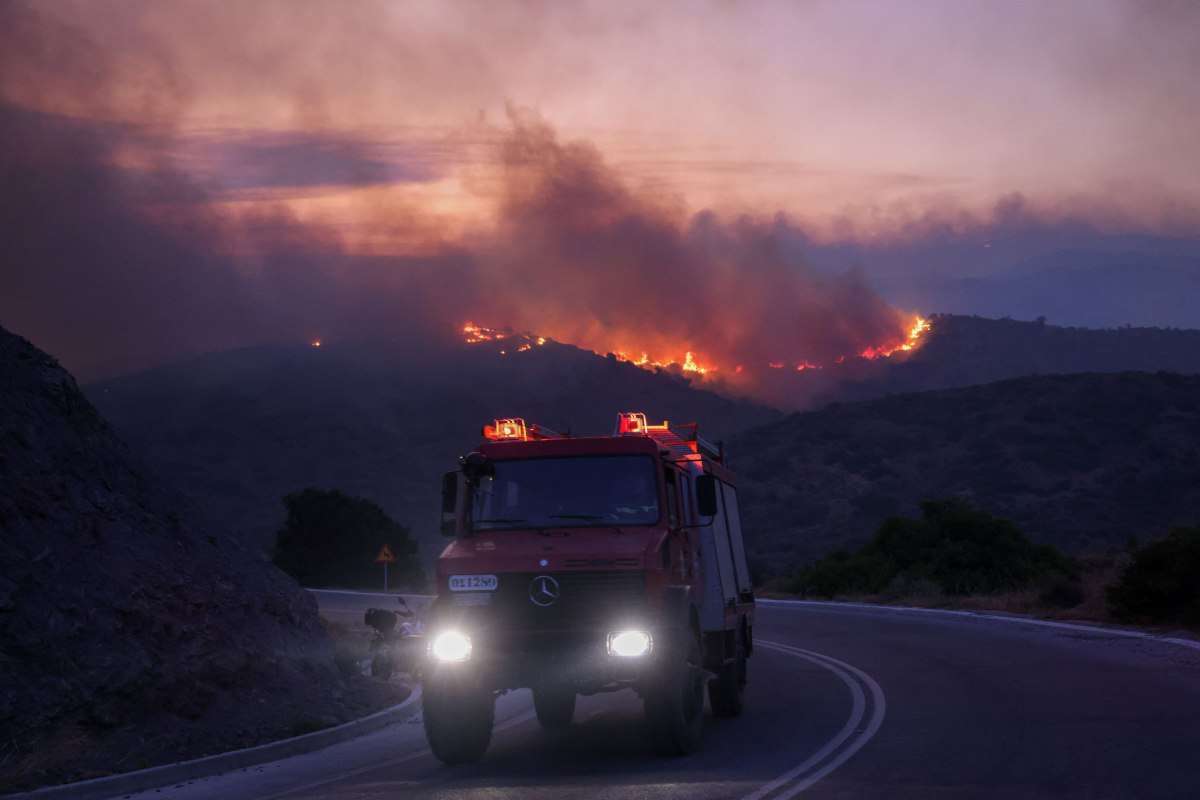 Συνεχίζεται η μάχη με τις φωτιές: Βελτιωμένη η κατάσταση σε ορισμένες περιοχές