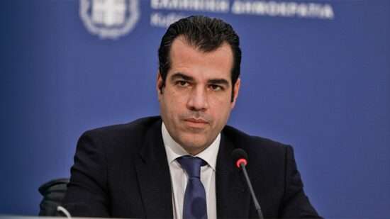 Πλεύρης: Επανεξέταση επιδομάτων και «Βραχιολάκι» για παράτυπους