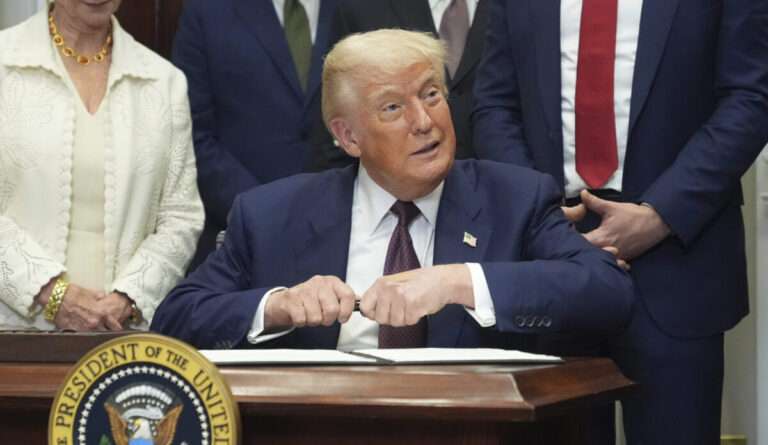 Τραμπ: Νέοι δασμοί έως 50% σε 90 χώρες