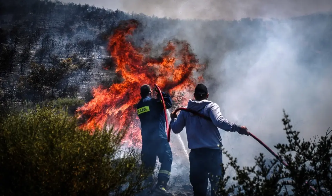 Φωτιά στην Κερατέα – Ο πρώτος νεκρός και οι εκκενώσεις