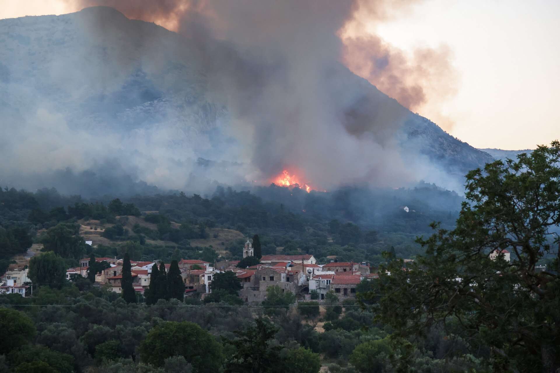 Χίος: Πάνω από 150 καμένες κολόνες ΔΕΗ