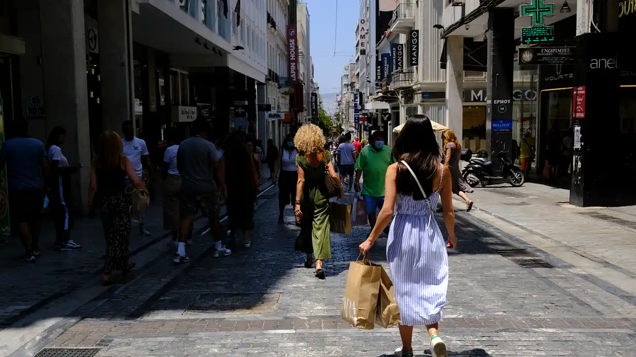Θερινές εκπτώσεις 2025: Πτώση πωλήσεων, έκρηξη κόστους