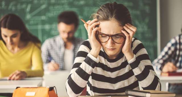 Όταν το άγχος γίνεται παιδική ταυτότητα: Το βάρος της «επιτυχίας» στα σχολικά χρόνια