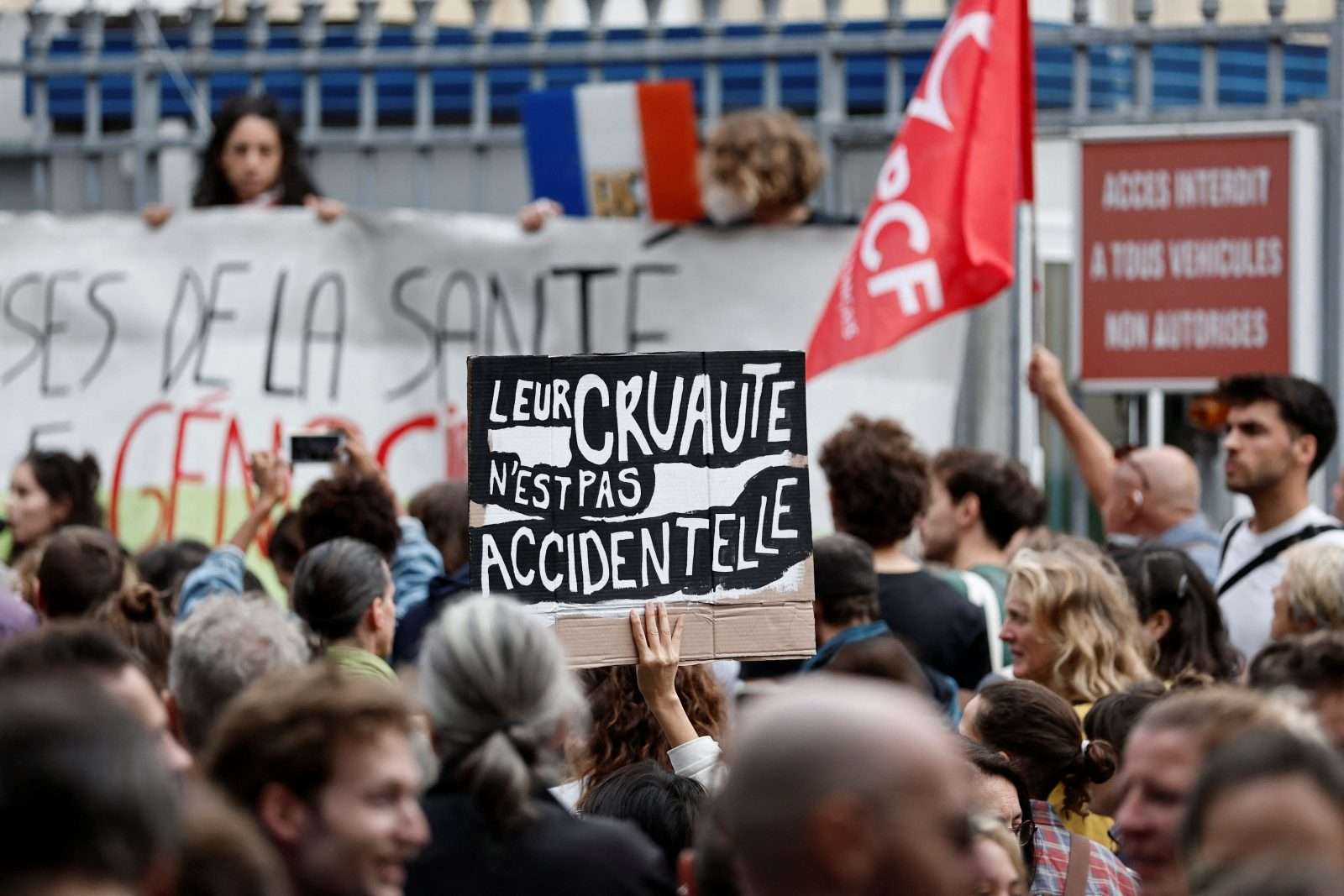 Μαζικές διαδηλώσεις στην Γαλλία – Όχι σε νέες περικοπές