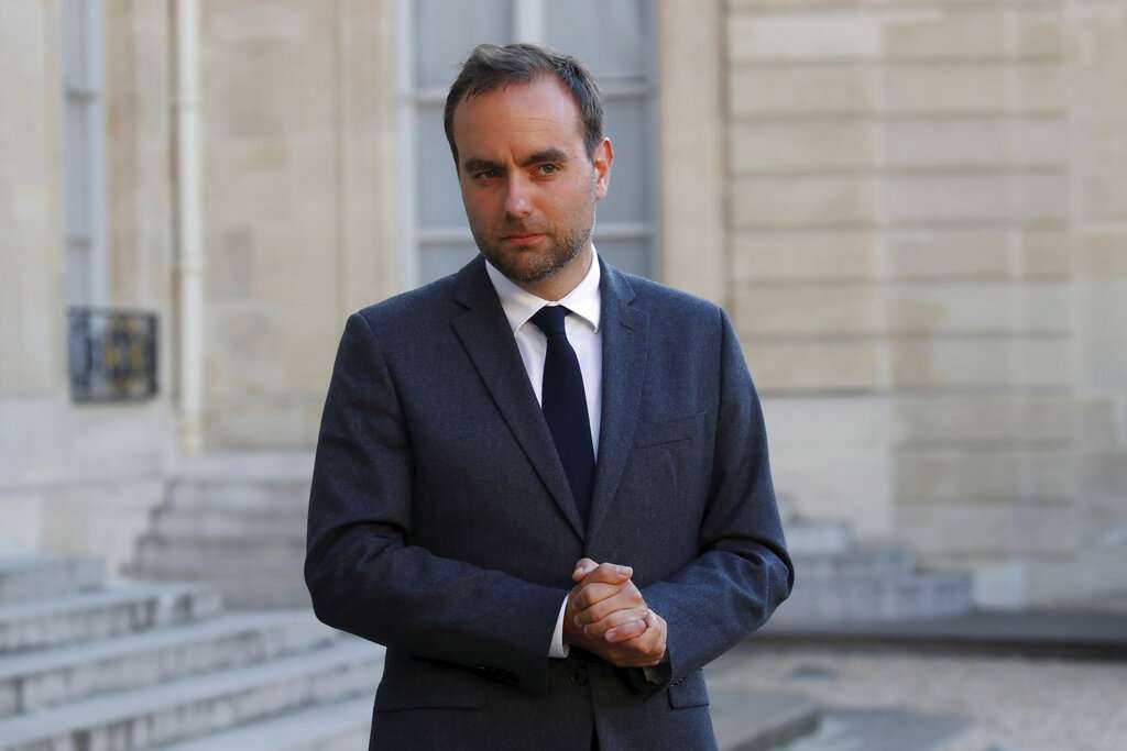 Η γαλλική Εθνοσυνέλευση απέρριψε την πρόταση μομφής κατά κυβέρνησης Λεκορνί