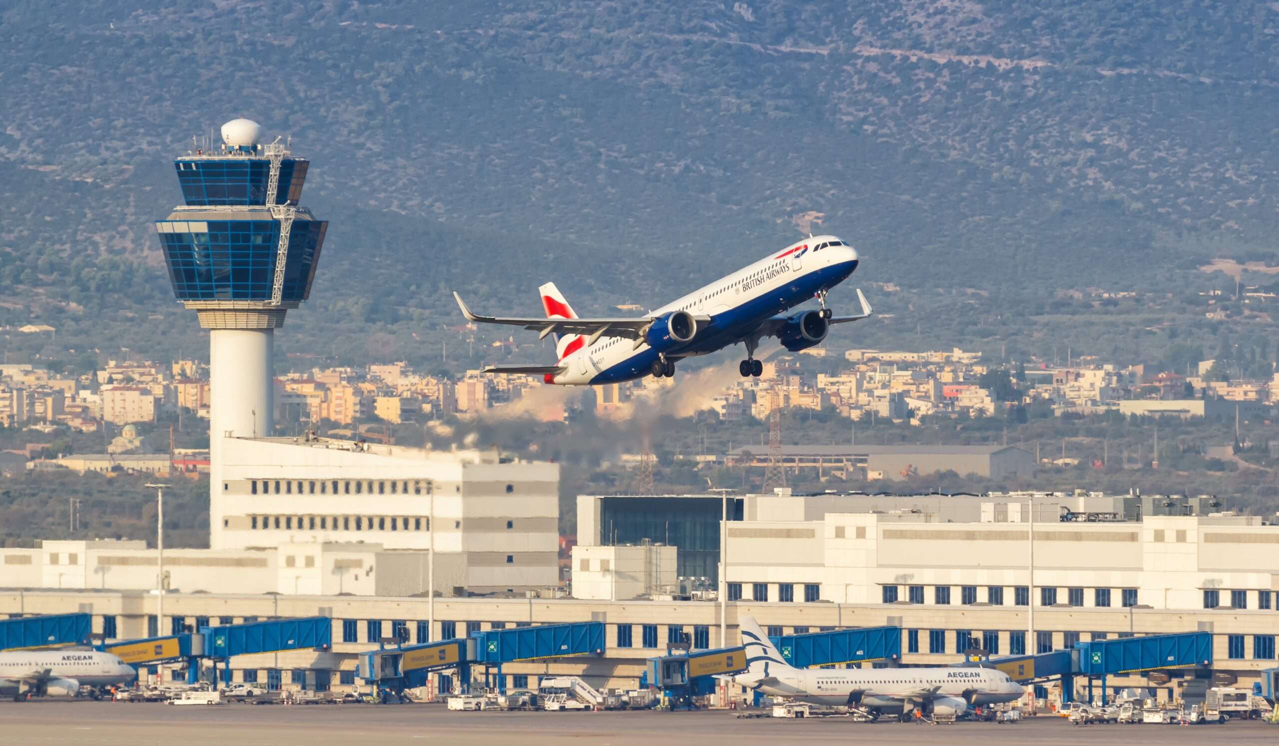 Παράνομη η απεργία αεροελεγκτών – Κανονικά οι αυριανές πτήσεις