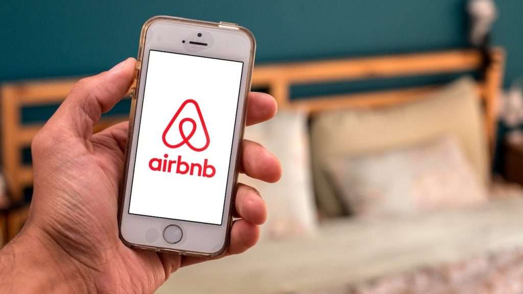 Airbnb: Νέοι κανόνες και βαριά πρόστιμα από 1η Οκτωβρίου