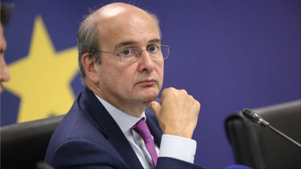 Χατζηδάκης: «Υπάρχει χώρος για διαδηλώσεις – Όχι πάνω στο μνημείο»