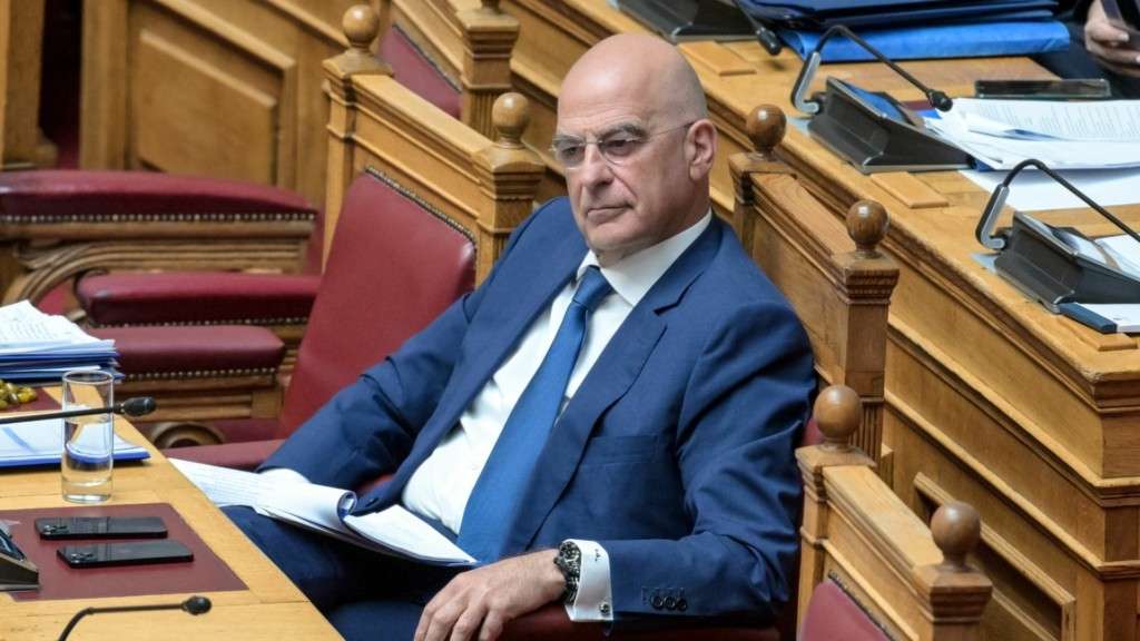 Δένδιας: Απών από τη Βουλή, παρών με «ηχηρή» δήλωση