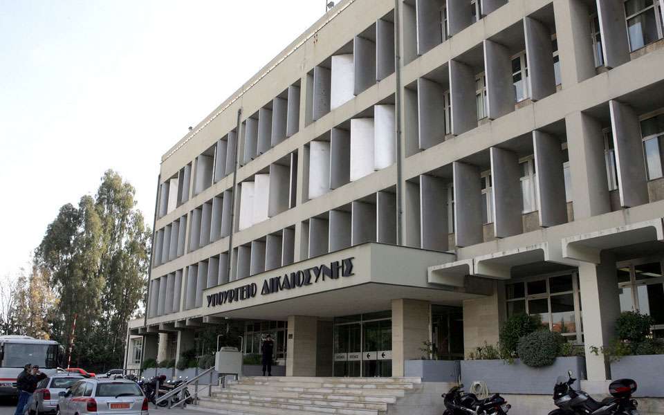 Στα δικαστήρια η 46χρονη για το φονικό στη Σαλαμίνα