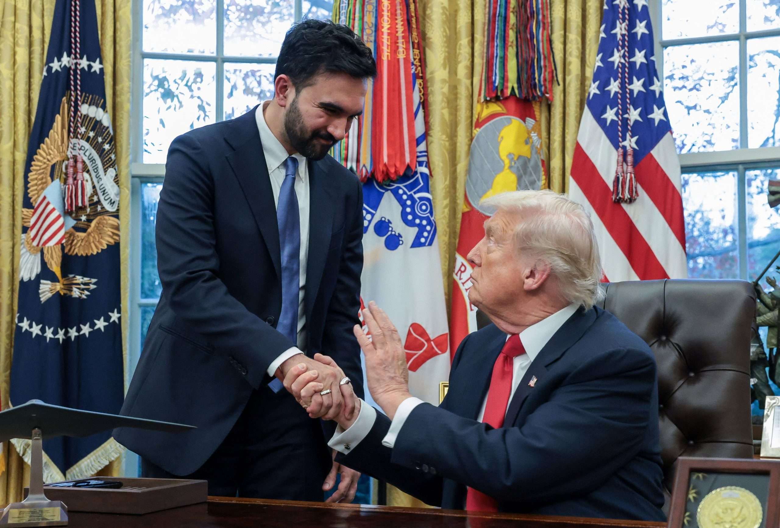 Απρόσμενα θερμή η συνάντηση Τραμπ – Μαμντάνι στον Λευκό Οίκο