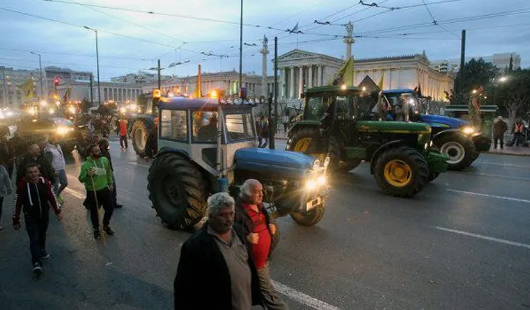 Συγκέντρωση διαμαρτυρίας αγροτών έξω από το Υπουργείο Ανάπτυξης