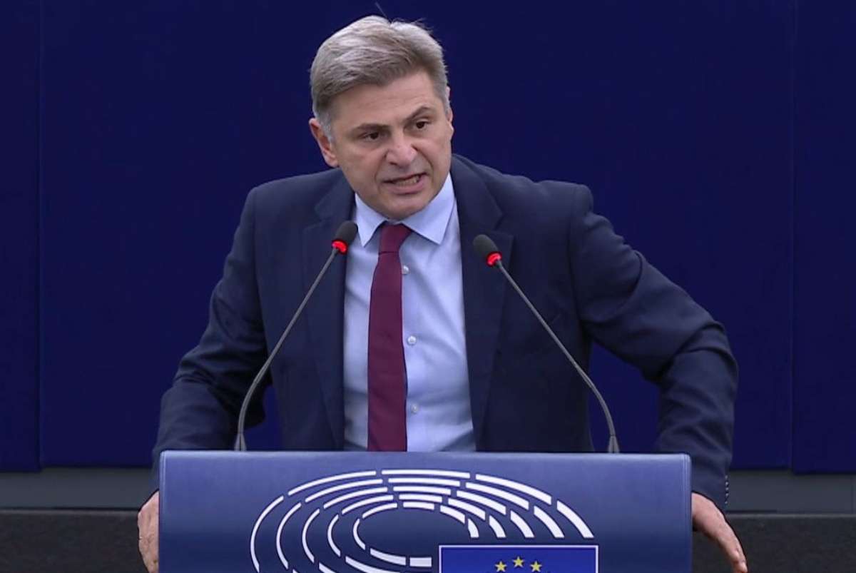 Φαραντούρης: «Άμεση διάλυση της Βουλής και προσφυγή στις κάλπες»