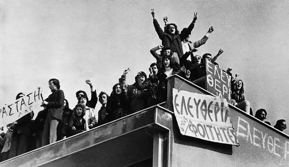 Πολυτεχνείο: Η μνήμη που επιμένει και η κοινωνία που ακόμη ψάχνει τη φωνή της