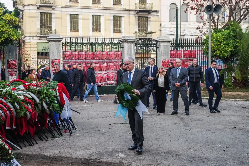Κατέθεσε στεφάνι στο πολυτεχνείο ο Τασούλας – Οι δηλώσεις του