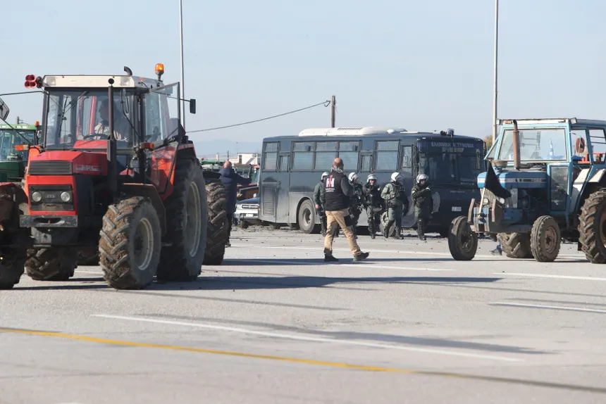 Αγρότες: Ενισχύονται τα μπλόκα – Ούτε βήμα πίσω