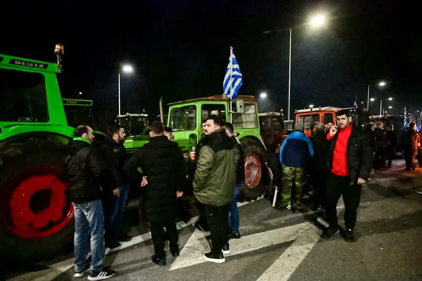 Οι αγρότες δεν υποχωρούν – Ενισχύονται τα μπλόκα και δημιουργούνται νέα