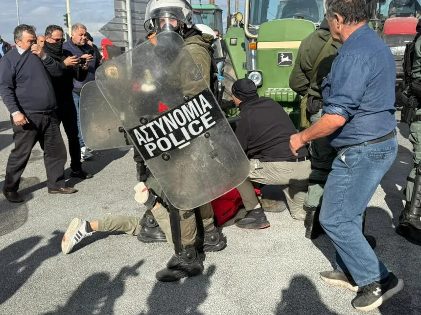 Αστυνομική βία κατά των αγροτών – «Αξιωματικός της ΕΛΑΣ μου έσπασε τα πλευρά με το γόνατο μέσα στην κλούβα»