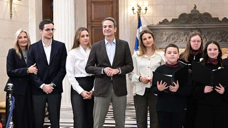 Κάλαντα στο Μαξίμου για τον Μητσοτάκη και την οικογένειά του