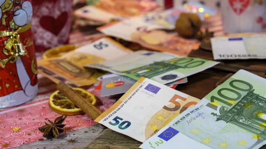 Νωρίτερα η καταβολή του δώρου Χριστουγέννων – Πως υπολογίζεται