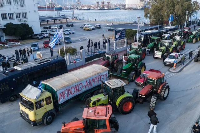 Αγρότες αποχωρούν από το λιμάνι του Βόλου μετά το τελεσίγραφο