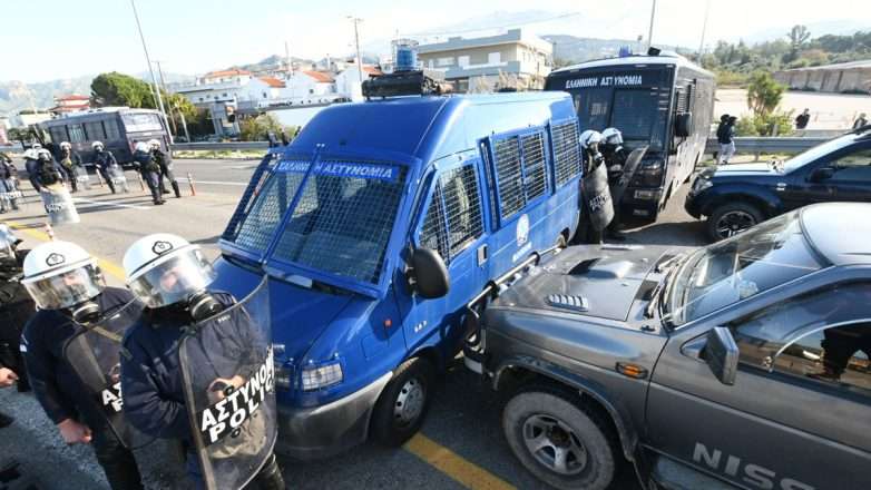 Ένταση ανάμεσα σε ΜΑΤ και αγρότες που κινούνται προς τη γέφυρα Ρίου -  Αντιρρίου