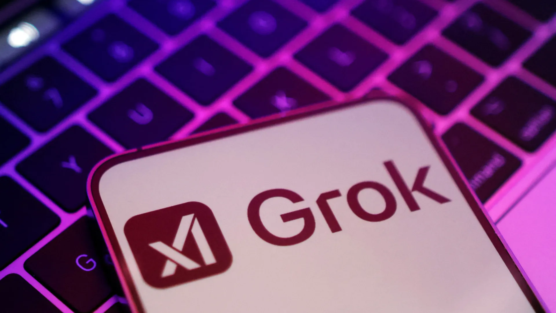 Το Χ περιορίζει το Grok μετά τις αντιδράσεις για deepfake εικόνες