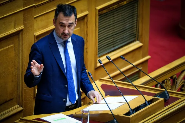 Χαρίτσης: «Οι εγχώριοι τράμπηδες φαντασιώνονται σπαθιά αντί για νόμους και ηδονίζονται με τη συντριβή του αδύναμου»