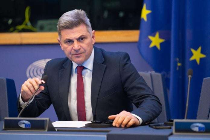 Φαραντούρης μετά τη διαγραφή: «Μόνο στους πολίτες λογοδοτώ»
