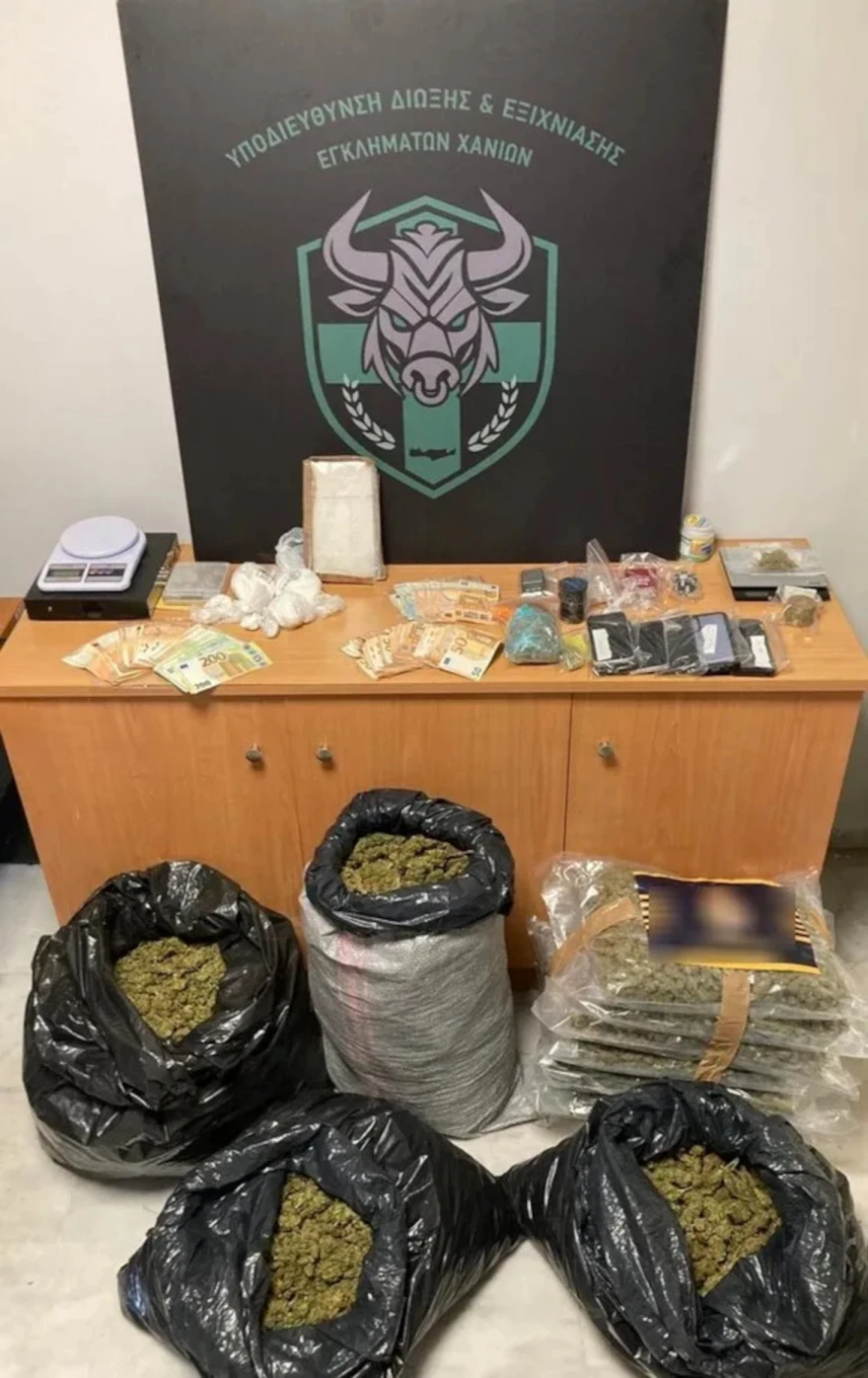Πέντε συλλήψεις στα Χανιά για οργανωμένο κύκλωμα διακίνησης ναρκωτικών