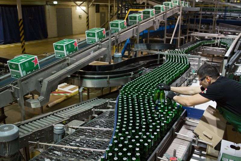 Heineken: Προχωρά σε 6.000 απολύσεις λόγω πτώσης των πωλήσεων