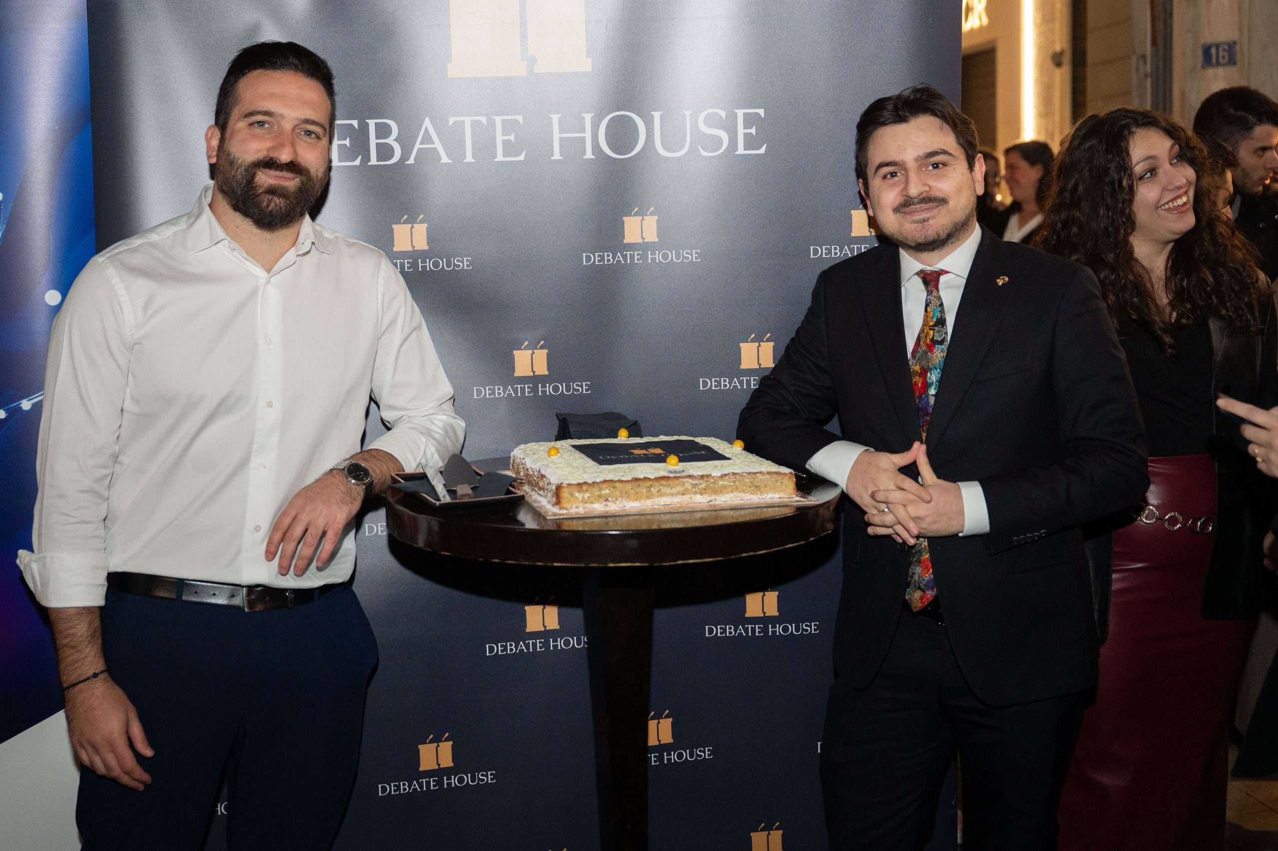 Debate House: Βούλιαξε η Βουκουρεστίου από την κοπή πίτας του Debate House