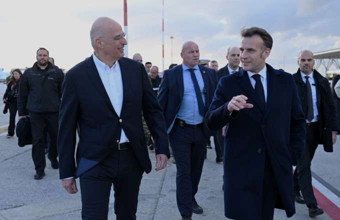 Συνάντηση Δένδια – Μακρόν στη Σούδα