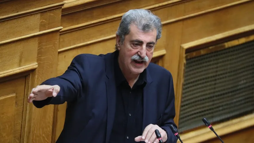 Σφοδρή επίθεση Πολάκη για τα ταξί: «Άλωση των μικρομεσαίων από μεγάλες εταιρείες»