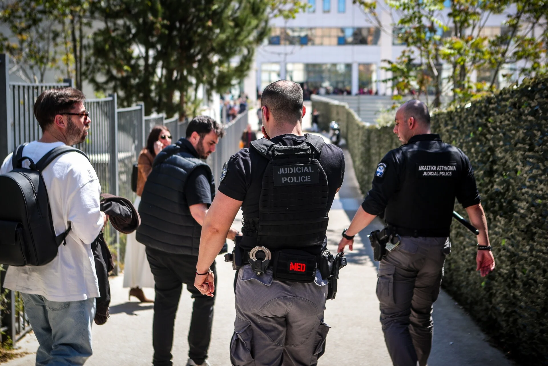 Διπλή ένοπλη επίθεση στην Αθήνα: Στον εισαγγελέα ο 89χρονος δράστης