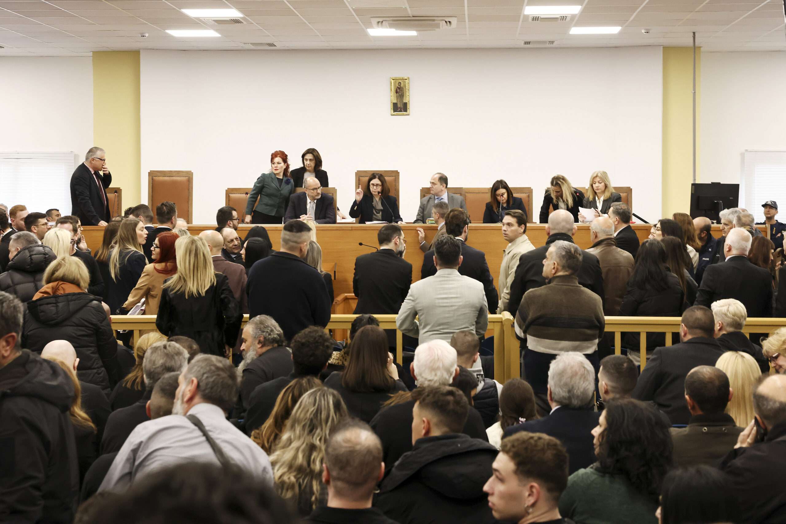 Δίκη Τεμπών: Ένταση στην έναρξη της συνεδρίασης – Στο νοσοκομείο ο Ρούτσι