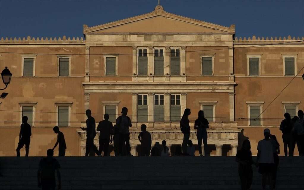 Αναθεωρούνται οι προβλέψεις για την ελληνική οικονομία: Ανάπτυξη 2% – Πληθωρισμός 3%