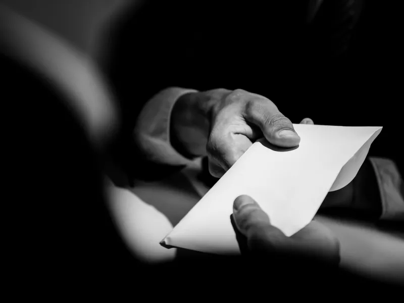Ελεύθεροι με όρους οι εφοριακοί στη Θεσσαλονίκη – Στο μικροσκόπιο κύκλωμα με «φακελάκια»