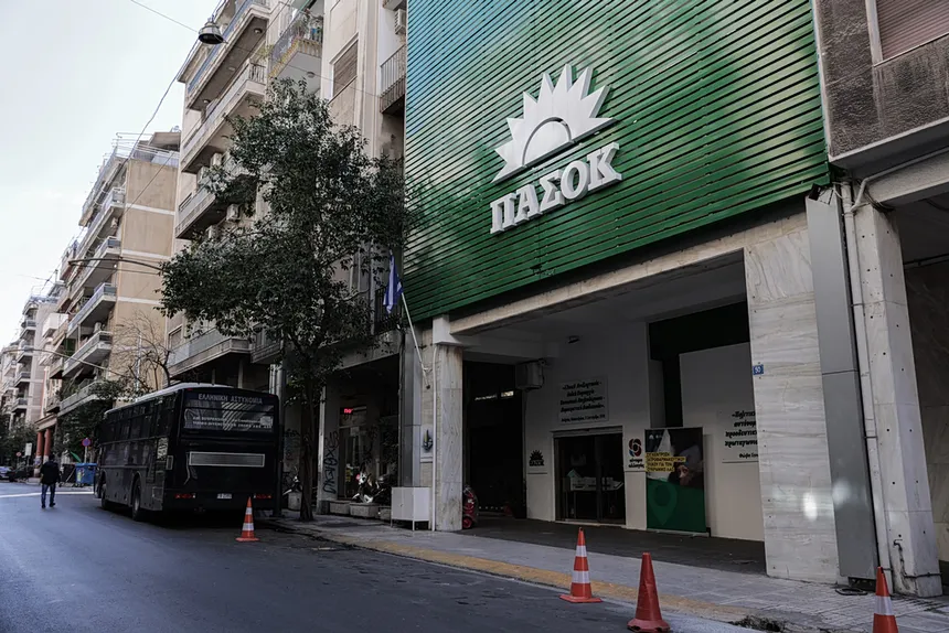 ΠΑΣΟΚ: Καταγγελίες για «φωτογραφικές» ρυθμίσεις και σύγκρουση συμφερόντων στην ΕΕΤΤ