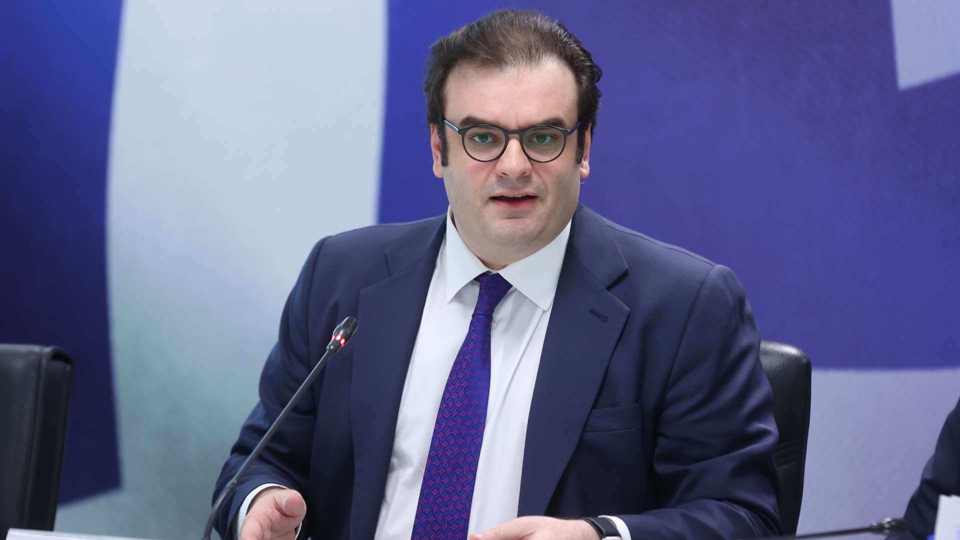 Πιερρακάκης: «Όσο διαρκεί η κρίση θα στεκόμαστε δίπλα στην κοινωνία»